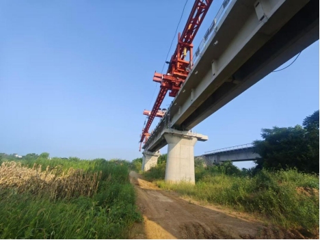 銅陵江北港鐵路專用線項(xiàng)目廬江段首座特大橋T梁順利架設(shè)完成